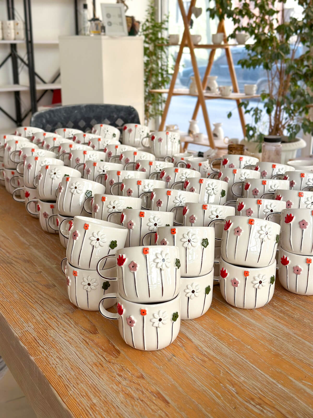 çiçekli kupaları masa üstünden çekilmiş fotoğrafı el yapımı jalo ceramic seramik