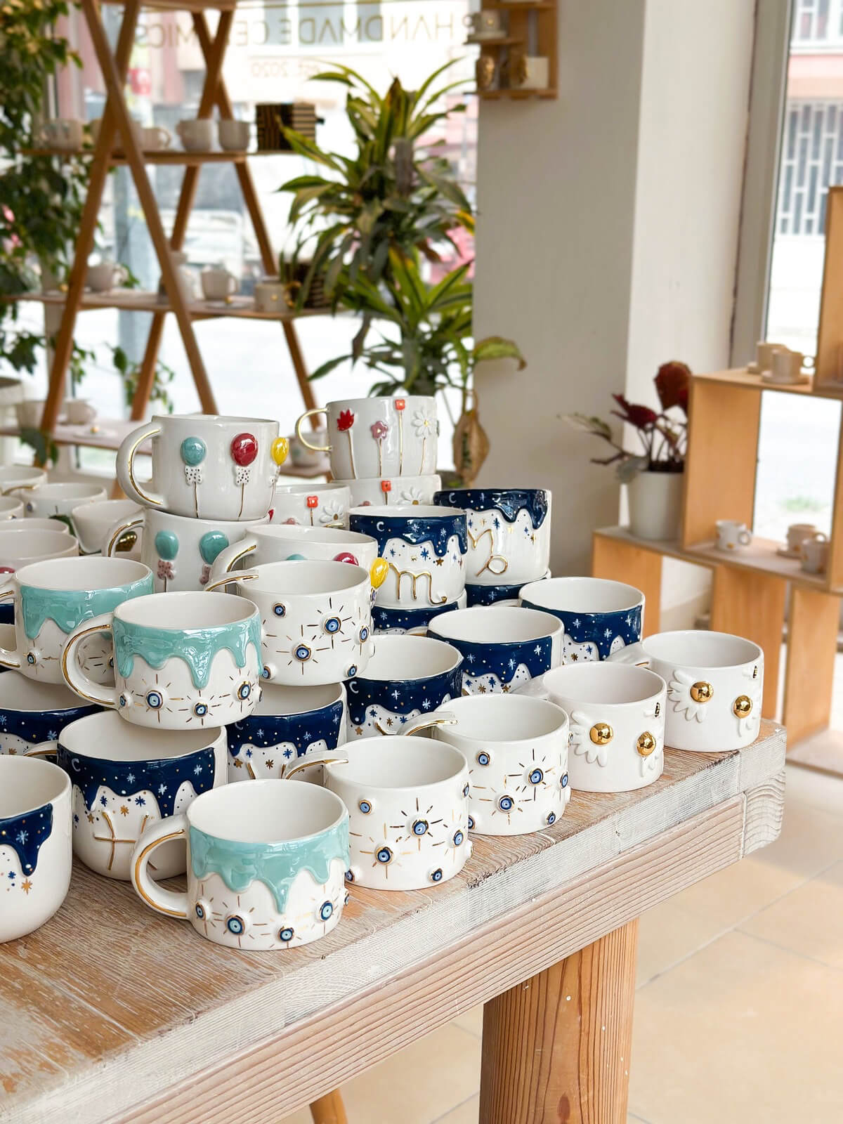 en sevilen el yapımı kupaların seramiklerin foroğrafı el yapımı jalo ceramic seramik