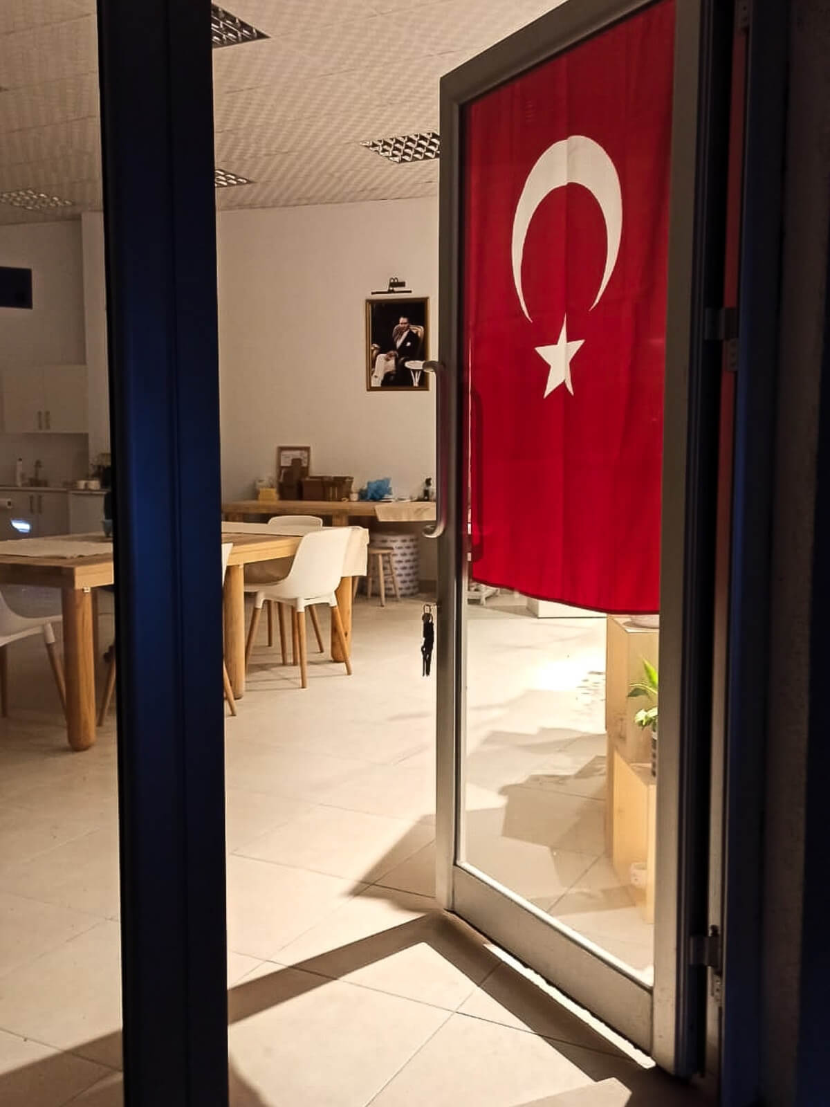 jalo ceramic seramik girişinden bir görüntü bayrak ve atatürk el yapımı