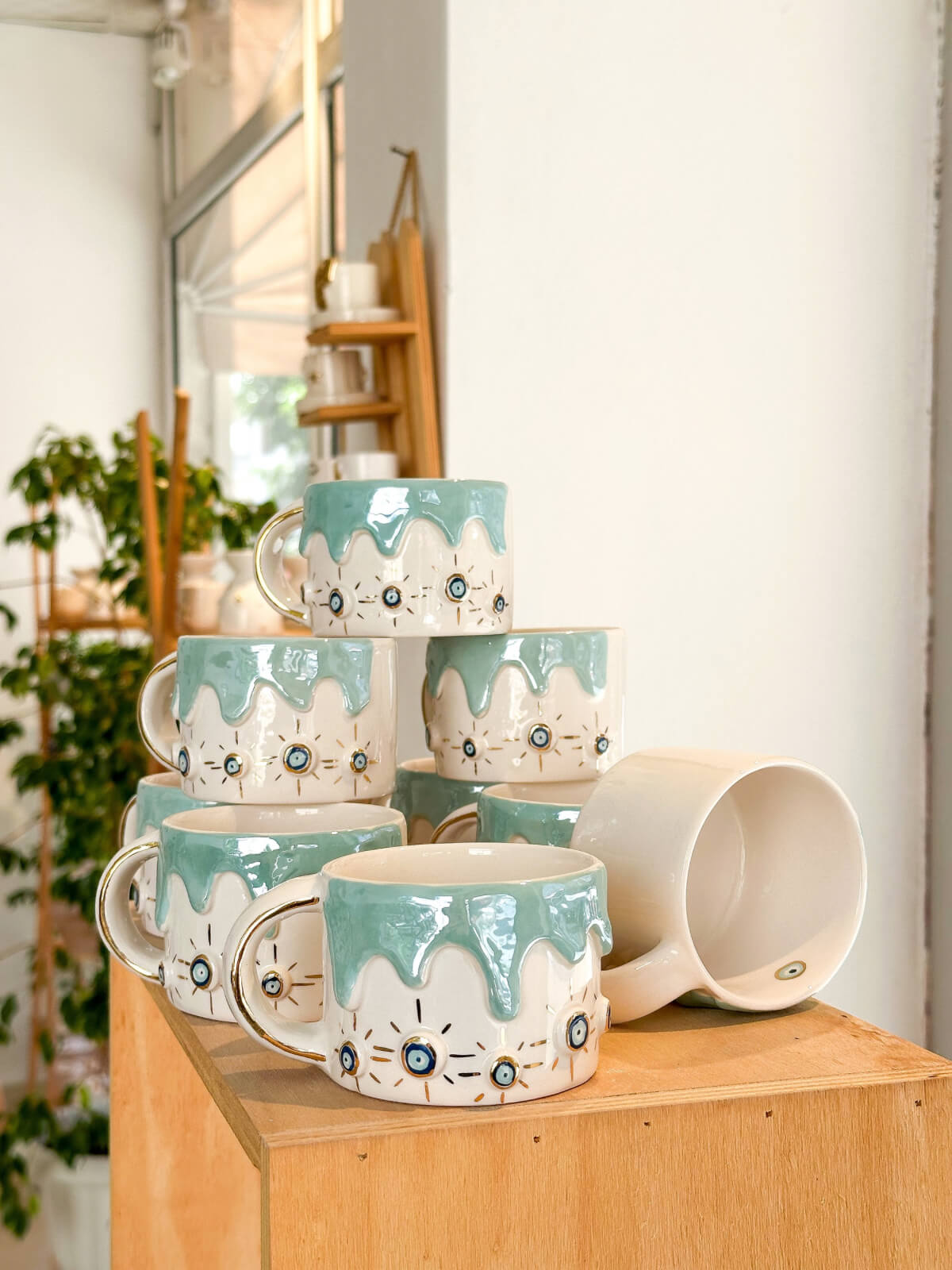 nazar boncuklu kupaların üstüste fotoğrafı el yapımı jalo ceramics  seramik