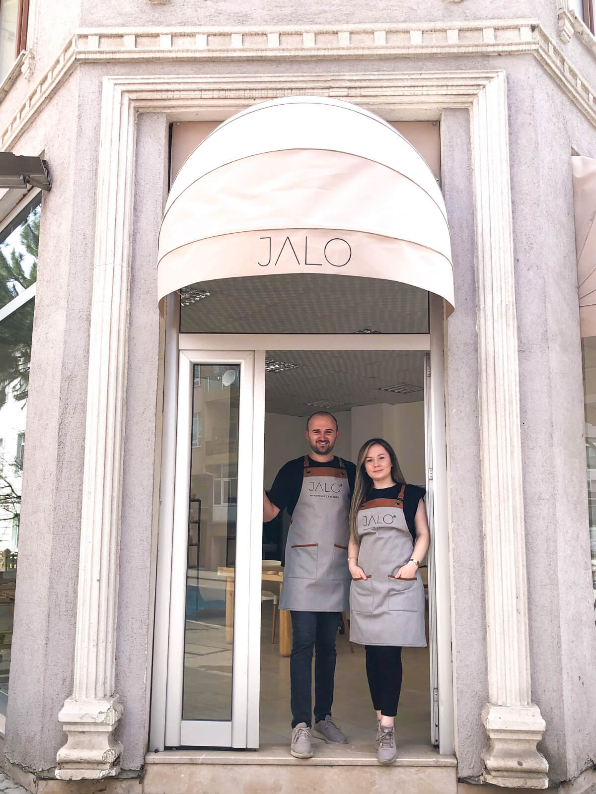 jalo ceramic seramik atölyesi önünde sefa ve zahide