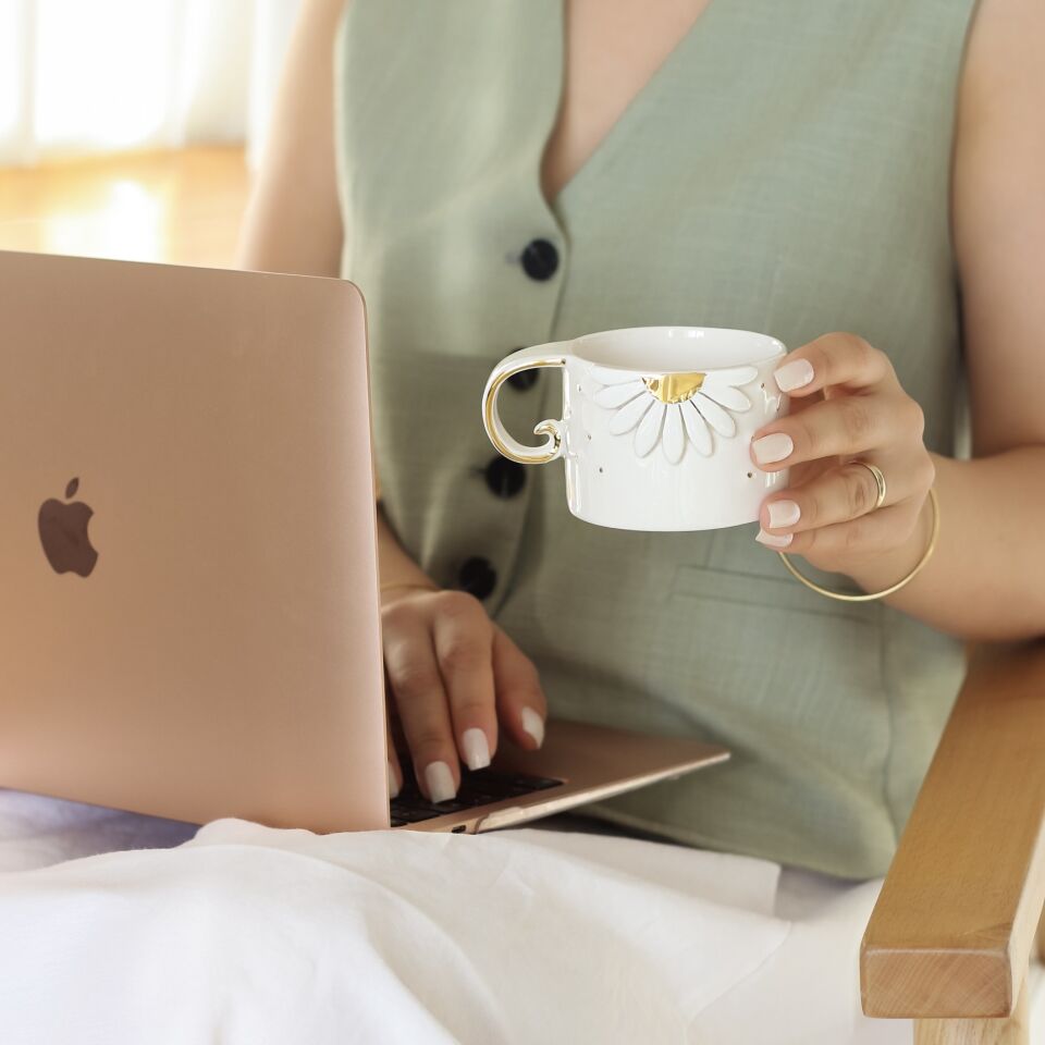 White Gerbera Mug, El Yapımı Çiçekli Kupa